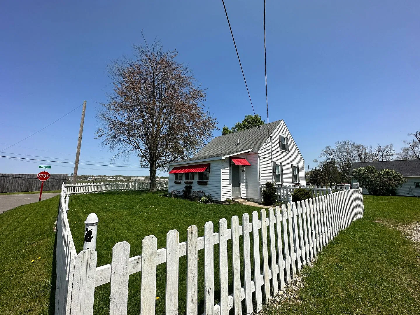 Charming Cape Cod Near Airport with Modern Style — Photo 2