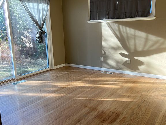 3rd image of 3281 Rosemont Dr