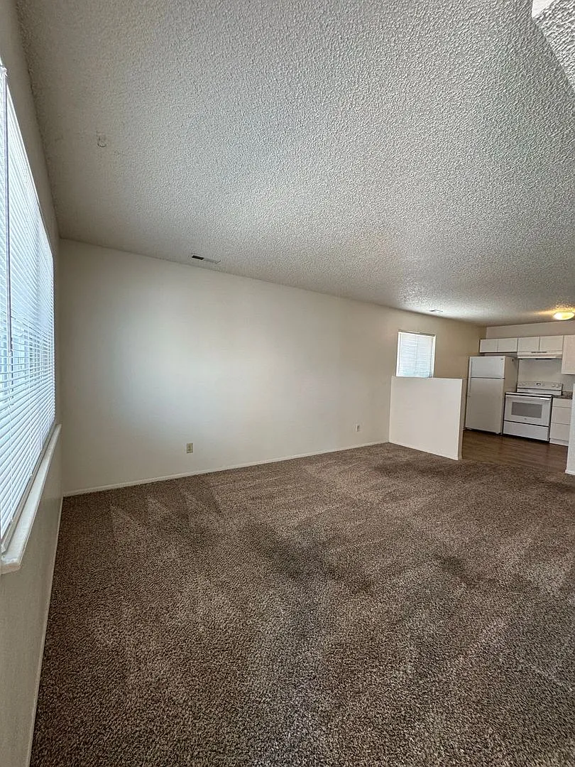 Cute 2 Bedroom Apartment for Rent on Provincial Drive — Photo 2