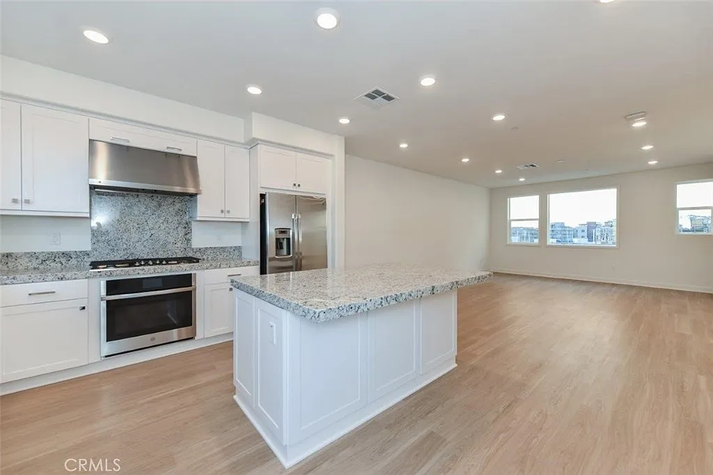 3 bed, 3.5 bath, 1703 sqft, $4,350 — Photo 2