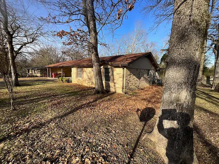 1361 Shady Ln — Photo 21