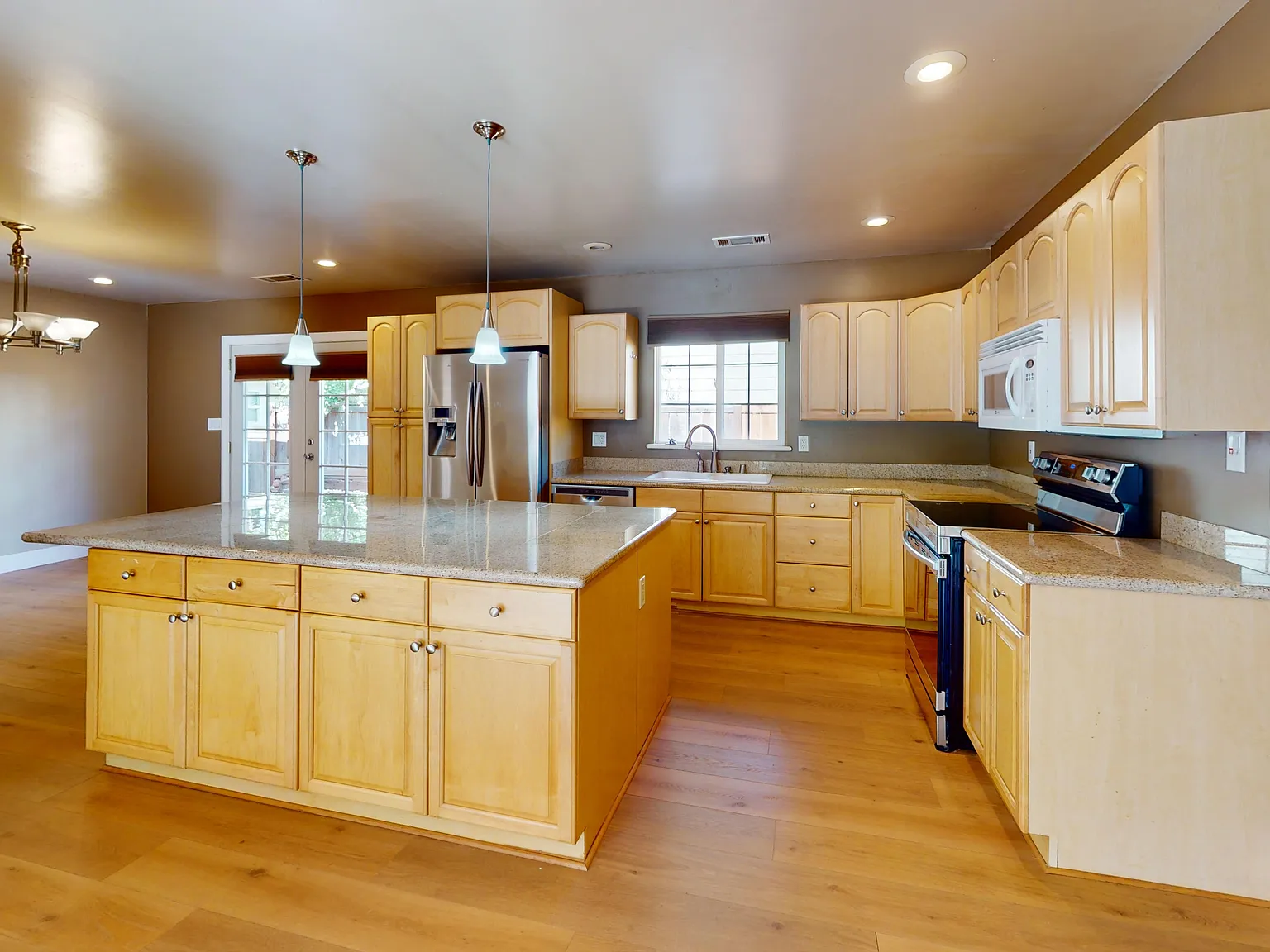 3 bed, 1456 sqft, $2,650 — Photo 3