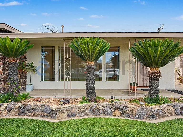 7343 Cloverlawn Dr — Photo 4