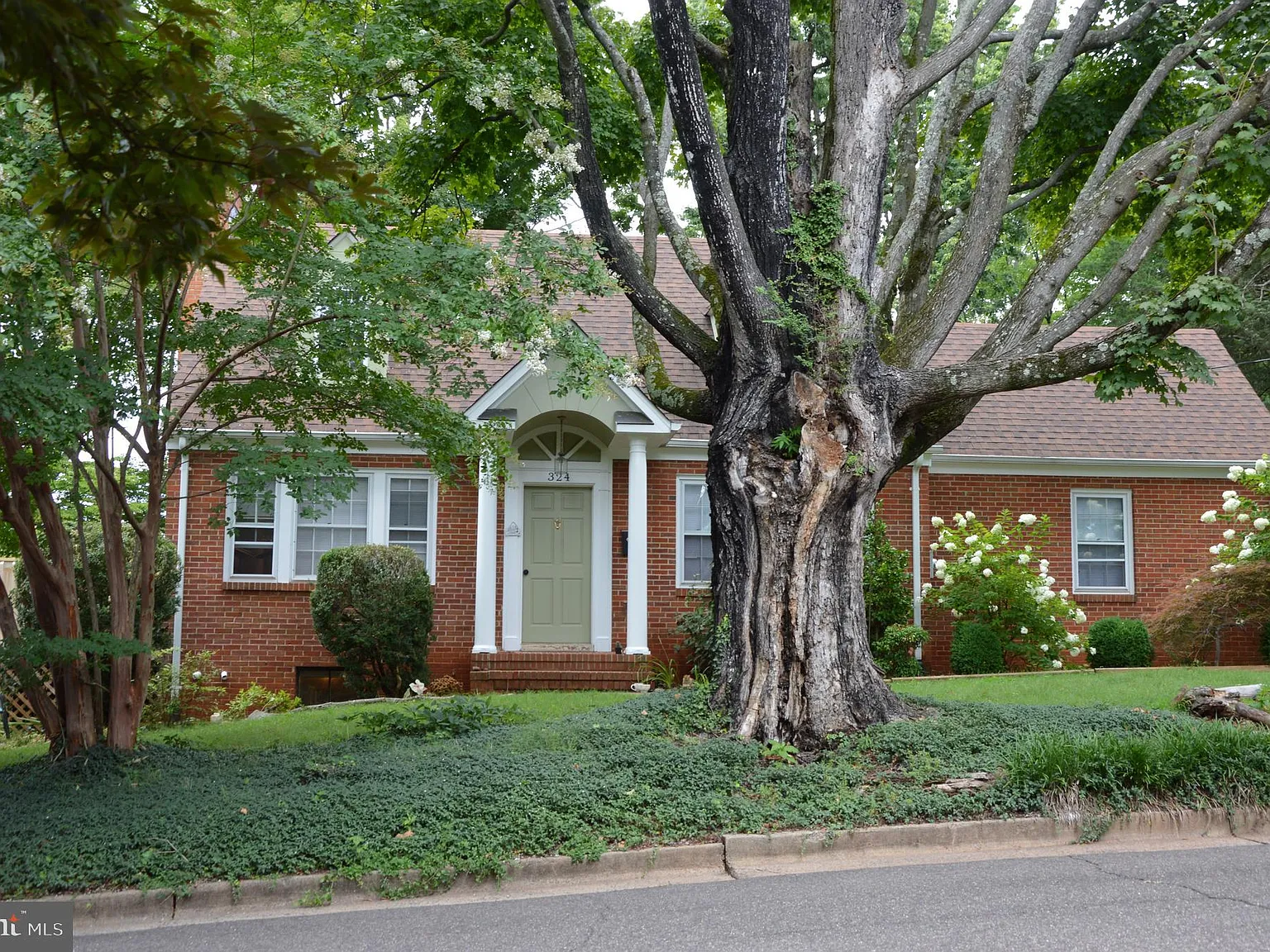 3 bed, 2.0 bath, 2030 sqft, $2,350 — Photo 2