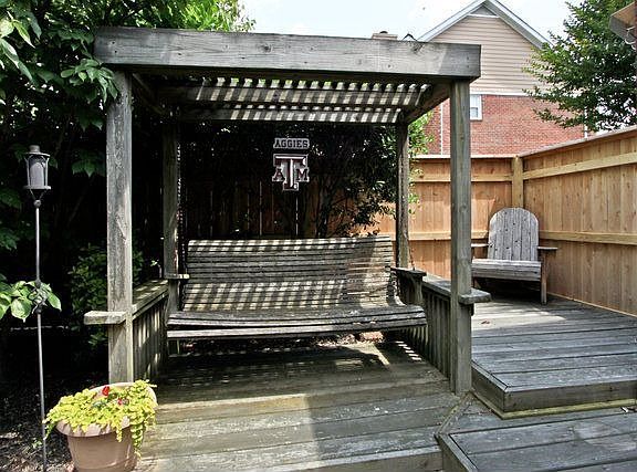 Have a relaxing morning coffee or an afternoon tea on the private courtyard