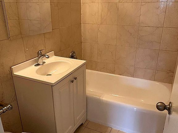 5th image of 435 E 79th St APT 10D