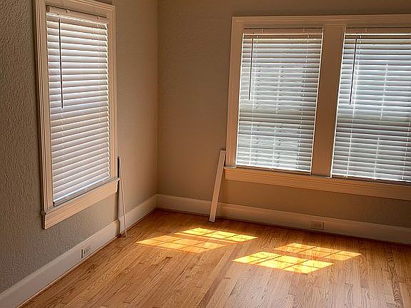 3rd image of 410 E Farriss Ave