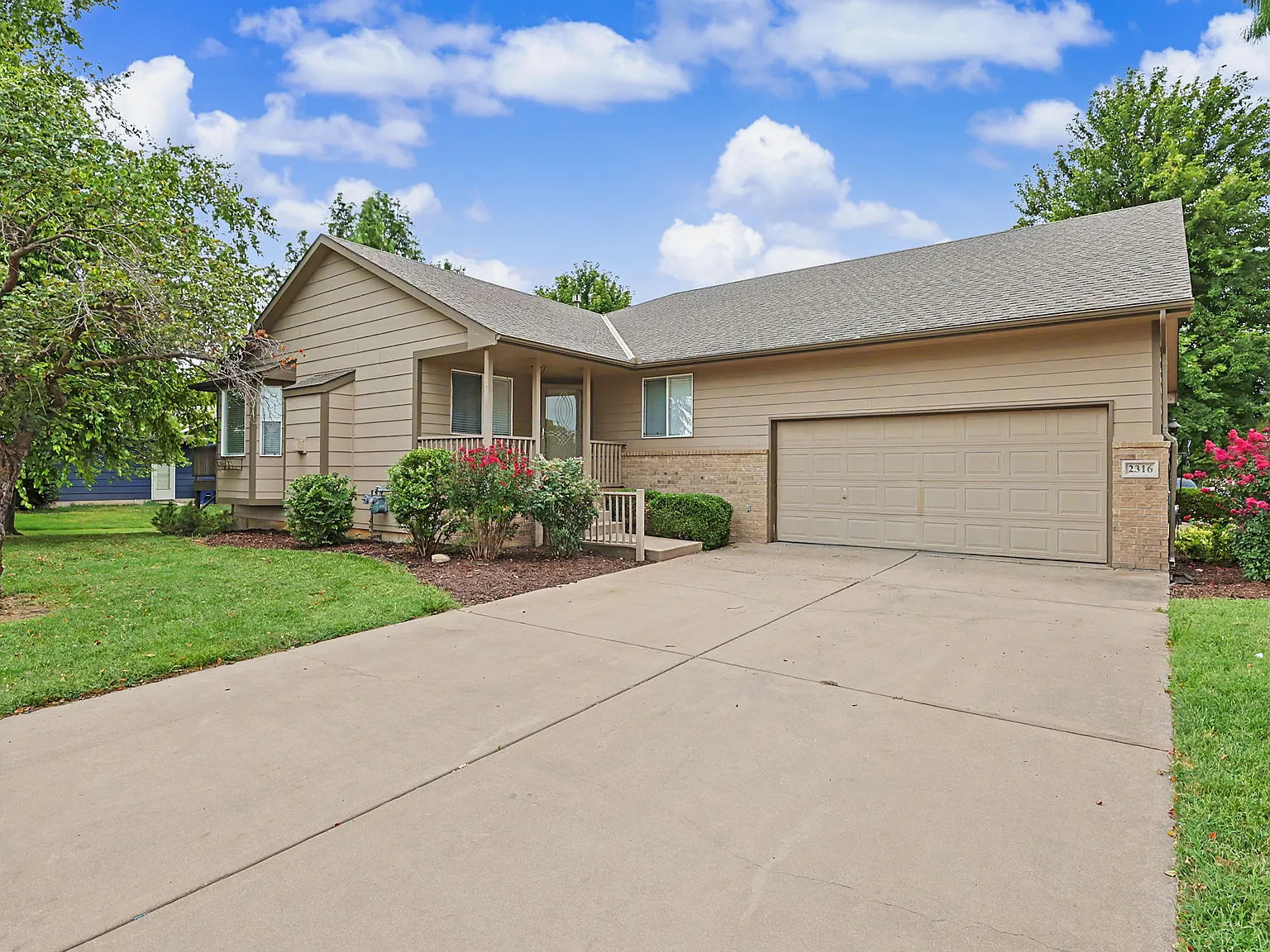 2316 N Shefford Cir — Photo 2