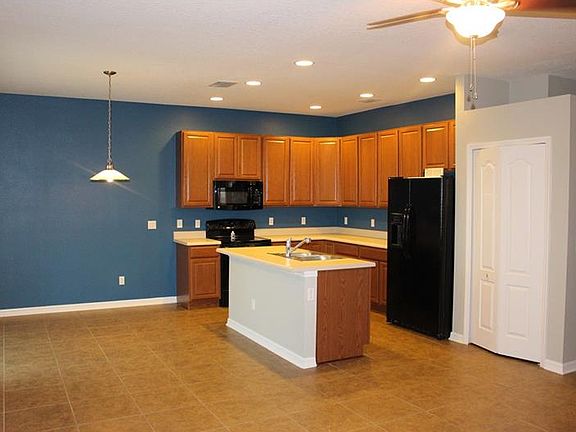 3rd image of 612 Stonehaven Dr