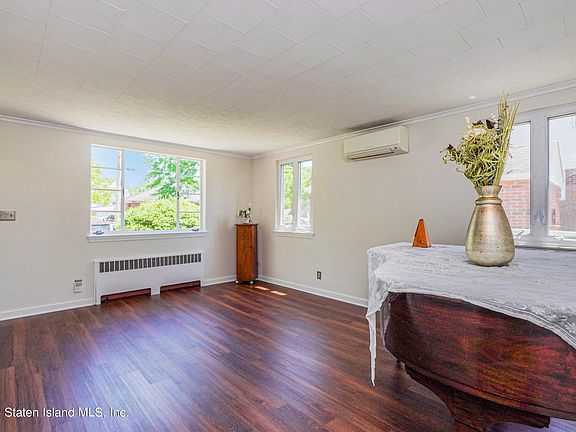 4th image of 588 Pelton Ave