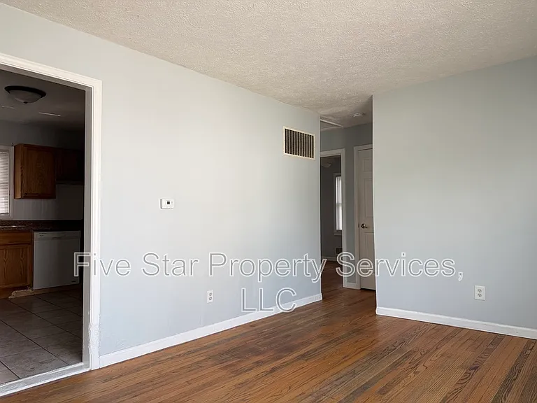 1028 W Iles Ave — Photo 4