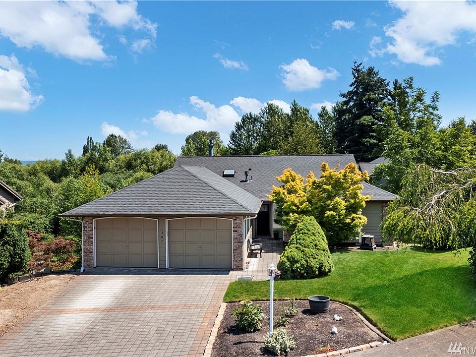 Don't let the outside fool you! Inside this beautiful home is 3101 SF of living space~