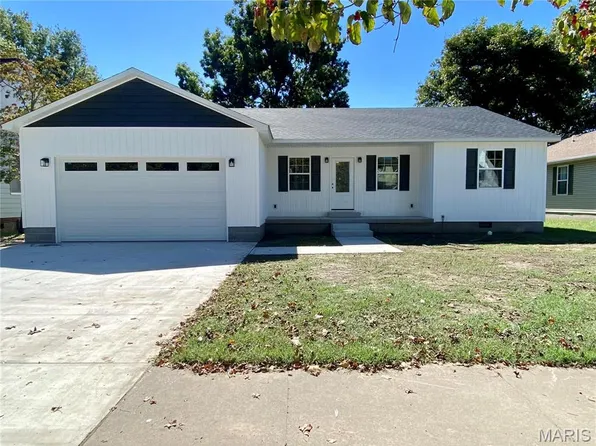 317 E Cypress St, Charleston, MO 63834