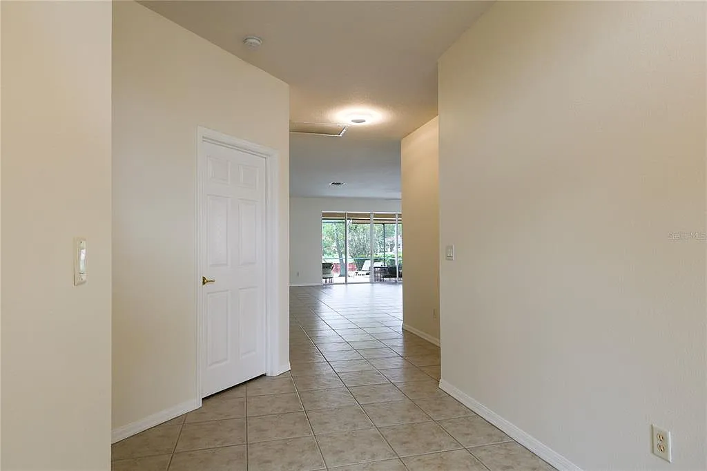 3 bed, 2.0 bath, 1952 sqft, $3,300 — Photo 2
