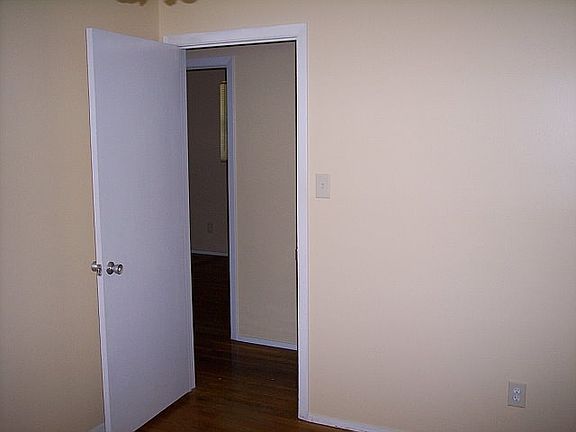 3rd image of 4028 Woodburn St