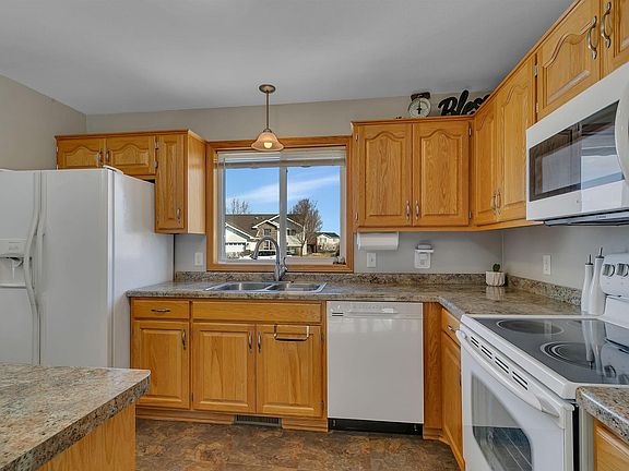 4th image of 208 Iris Ln NE