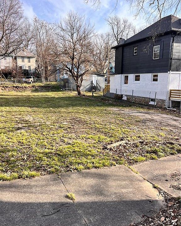 2nd image of 3240 Roberts St