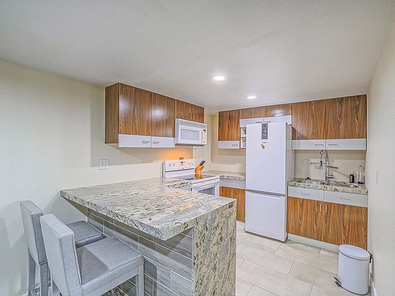 2nd image of 700 Park Paseo
