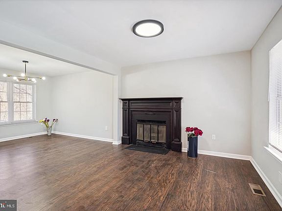 3rd image of 10 Red Wing Ct