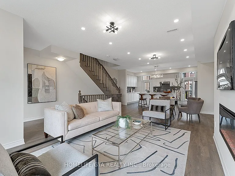 7 Holyrood Cres — Photo 16