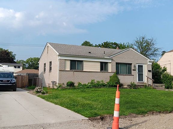 3rd image of 21901 Ridgeway St