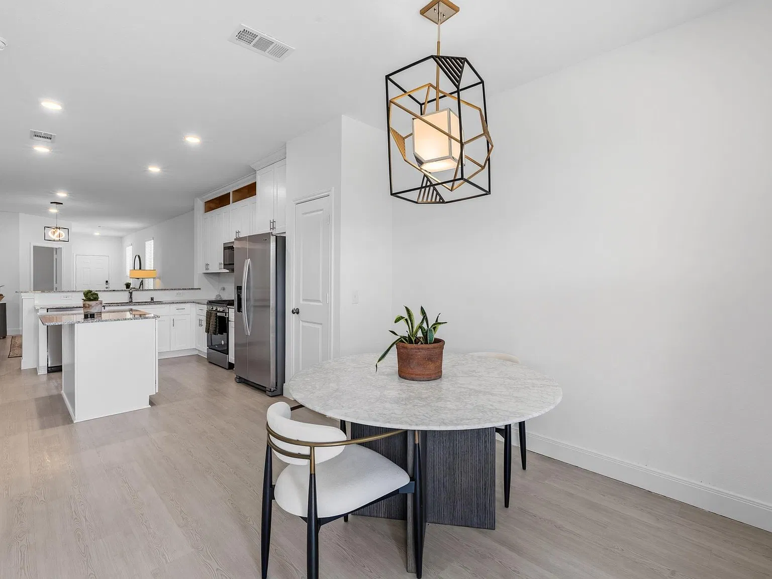 3 bed, 2.0 bath, 1539 sqft, $2,050 — Photo 4