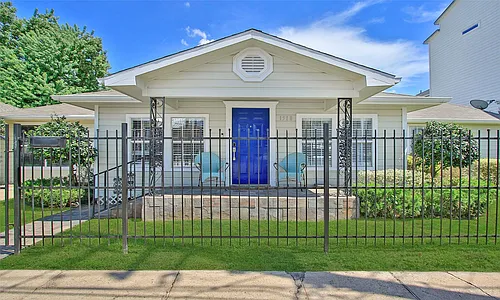 1518 Sabine St Photo 1