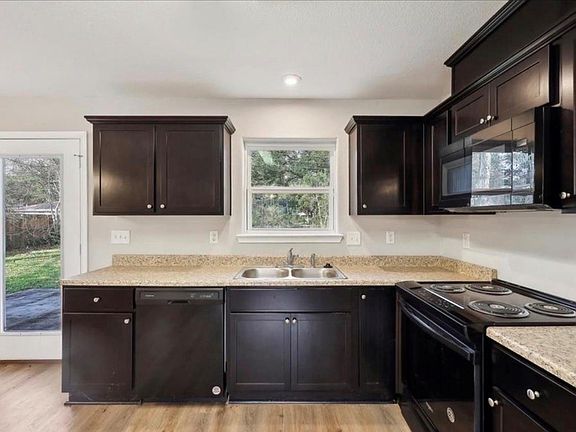 3rd image of 8670 Newfield Ln