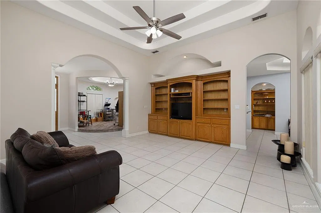 4 bed, 3.0 bath, 2412 sqft, $2,300 — Photo 4