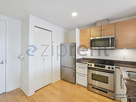4th image of 300 Berry St Unit 425