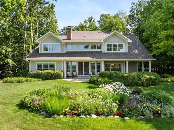 272 Meadows Ln, Harbor Springs, MI 49740