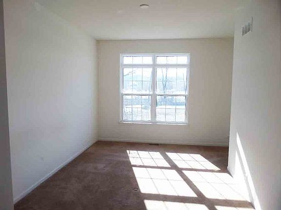 5th image of 128 Northfield Dr