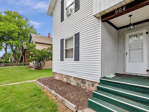 3rd image of 904 Seymour Ave