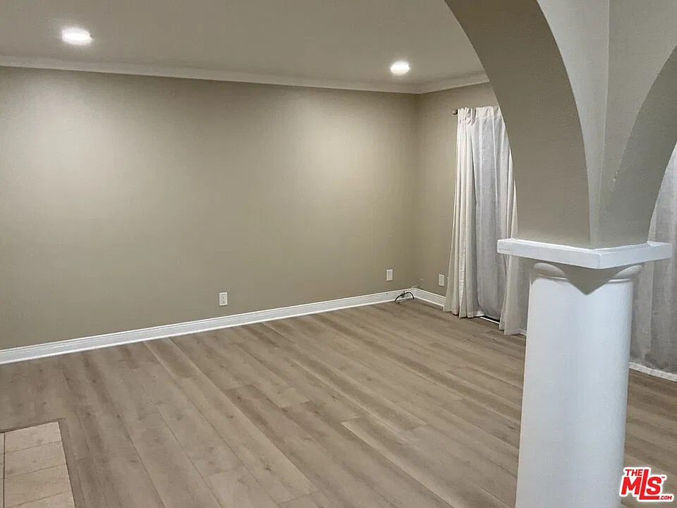 2 bed, 3.0 bath, 1360 sqft, $3,250 — Photo 2