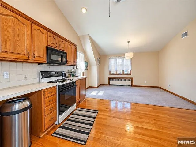 3 bed, 1.0 bath, $3,250 — Photo 2