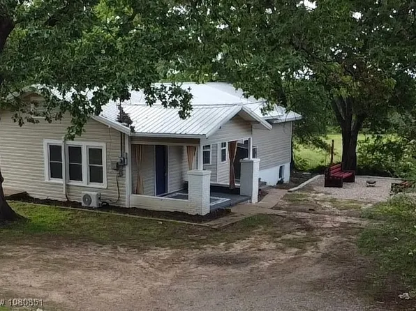 305 E Klan St, Paris, AR 72855