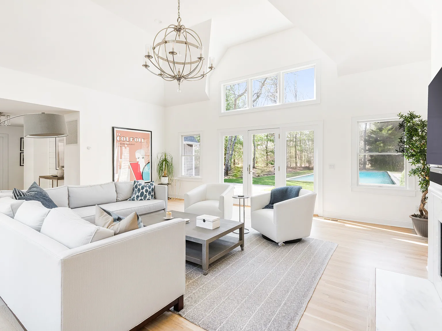 Beautifully Renovated, Hamptons Residence, Close to Village — Photo 4