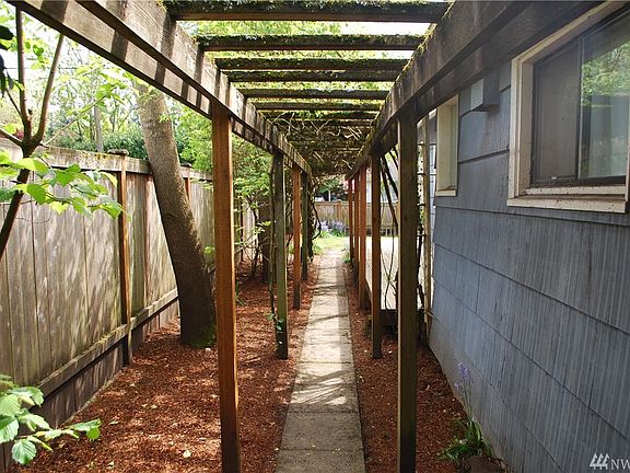 5th image of 429 8th Ave NE
