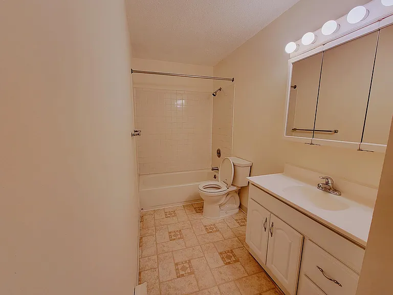12 Village Green Ln — Photo 9