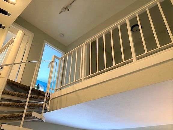 4th image of 2708 NE Forteen Street Cswy #5