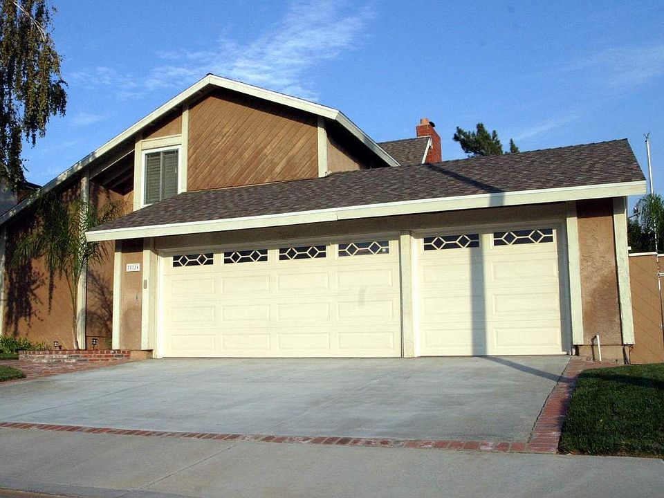 Fabulous 4 bedroom Pool Home!