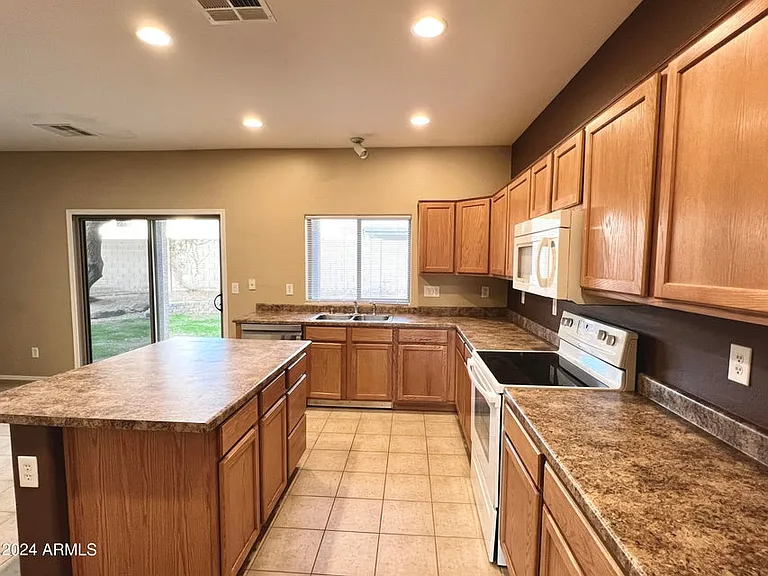 2414 W Hunter Ct — Photo 8
