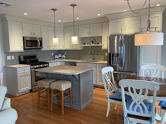 3rd image of 588 Bayview Dr