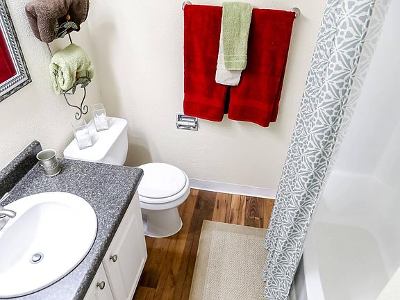 1 bedroom bathroom