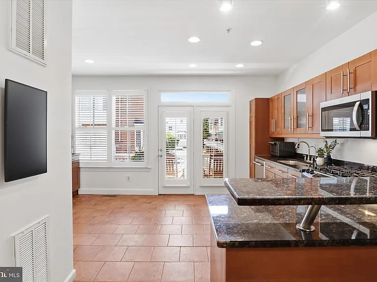 301 S Henry St — Photo 7