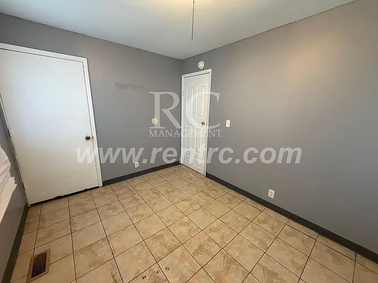 907 Moore St — Photo 11