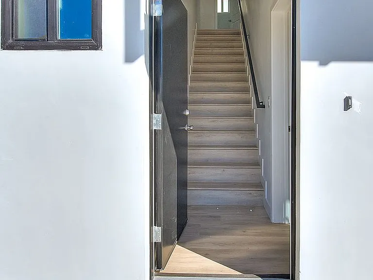 5850 Vineland Ave — Photo 20