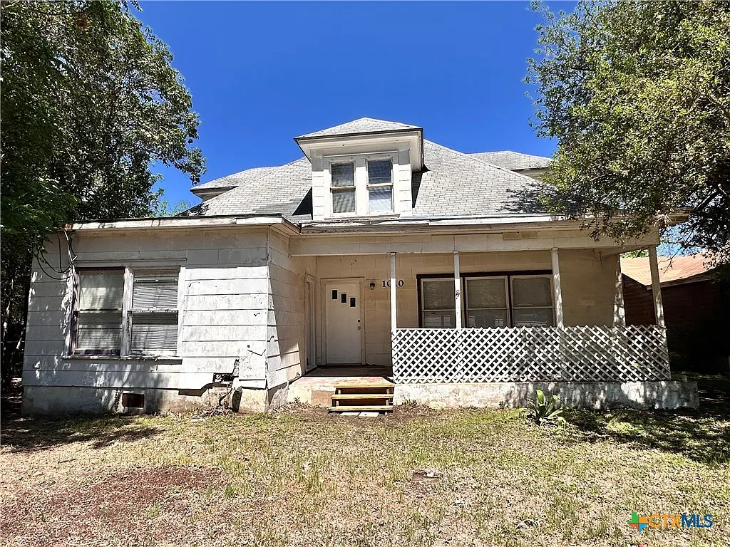 5 bed, 3.0 bath, 5261 sqft, $2,200 — Photo 1