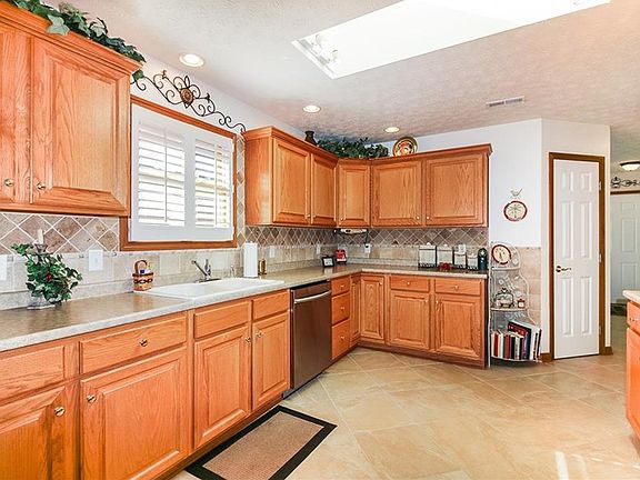 5th image of 939 Wright Ave