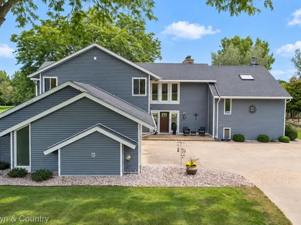 7492 River Rd, Flushing, MI 48433